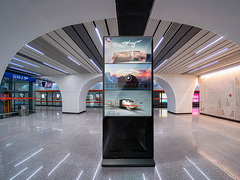 Yere dik dijital işaretleme Beyaz 4K İçerideki Dikey Totem LCD Reklam Oyuncusu